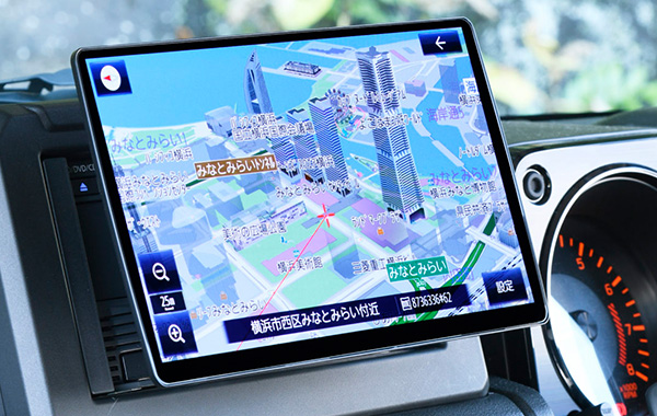 フローティング構造を採用しジムニーに10Ｖ型ナビを装着「ストラーダ CN-F1X10BHD」