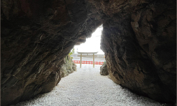 洞窟の中から淡路島の窓越しに鳥居と海を撮影