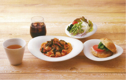 島の生パスタを使用。地蛸とワカメのトマトソース