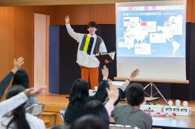 パナソニック「あかりの日」特別授業を開催～10月21日の「あかりの日」を前に、小学生と謎解きクリエイター松丸亮吾さんが花園神社の提灯のあかりをパルックLED電球に交換