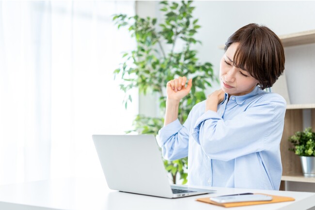52％が「仕事中に肩こりを感じたことがある」一方、肩こりの認識があるものの放置している"肩こり放置者"が約半数 20代は50代の2倍以上が積極的に肩こり対策